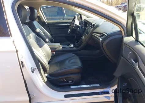 2017 Ford Fusion Energi Titanium z USA, uszkodzony, nr VIN 3FA6P0SU2HR147461